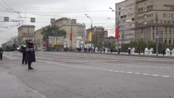 Politieagenten in Cordon wachten op colonne op Tverskaya Zastava Square tijdens de nacht repetitie van Parade gewijd aan de overwinning dag op 5 mei 2014 in Moskou. — Stockvideo