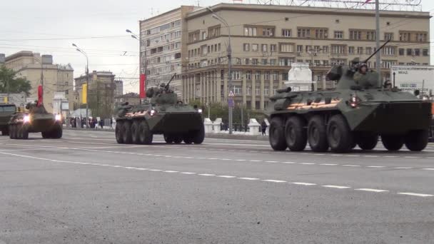 Btr-82a 기갑 인력 캐리어는 모스크바에서 2014년 5월 5일에 승리의 날에 전념 퍼레이드의 밤 리허설 동안 Tverskaya Zastava 광장에 오토바이에서 이동. — 비디오