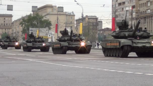 T-90a hlavní bitevní tanky se pohybují v motorkádě na Tverskaja Zastava Square během noční zkoušky na oslavu dne vítězství v květnu 5, 2014 v Moskvě. — Stock video