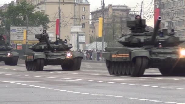 T-90a 주요 전투 탱크 센트럴 Zastava 퍼레이드 승리 데 헌신된의 밤 리허설 동안 광장에 차량 행렬에 이동 — 비디오