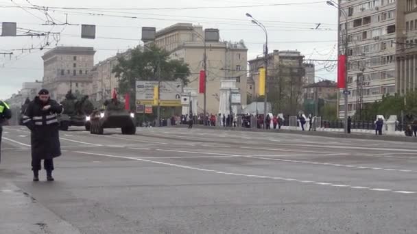 Polițiștii din cordon așteaptă o motocicletă în piața Tverskaya Zastava în timpul repetițiilor de paradă dedicate Zilei Victoriei pe 5 mai 2014 la Moscova . — Videoclip de stoc