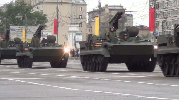 9P157-2 veículo de combate com 9K123 Khrizantema-S sistemas de mísseis anti-tanque (AT-15 Springer) mover-se em caravana na praça Tverskaya Zastava durante o ensaio noturno do desfile dedicado ao Dia da Vitória em 5 de maio de 2014 em Moscou . — Vídeo de Stock