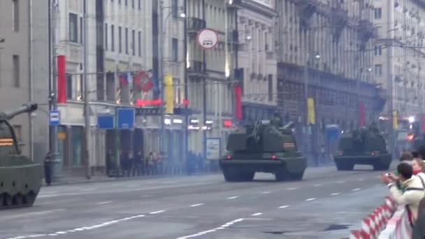 2s19m2 msta-S SPH självgående 152 mm haubitsar flytta i bilkortege på Tverskaya Zastava torg under natten repetition av Parade ägnas åt seger dag den 5 maj 2014 i Moskva. — Stockvideo