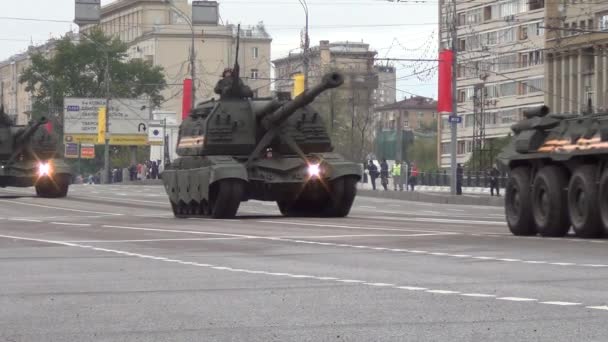 2s19m2 Msta-S Sph 自行推进式 152 毫米榴弹炮在 Tverskaya Zastava 广场上的车队中移动，在 2014 年 5 月 5 日莫斯科胜利日阅兵式的夜间彩排中移动. — 图库视频影像