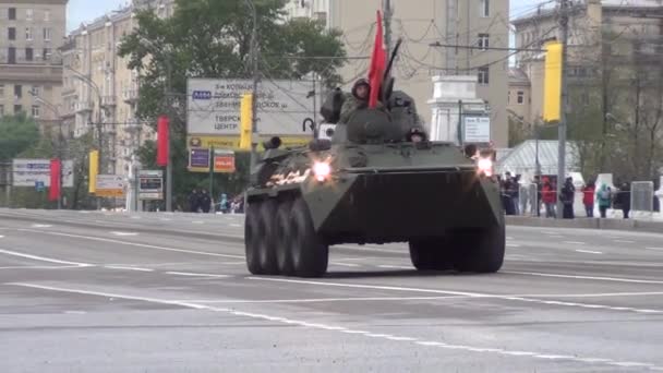 BTR-82a obrnění personálního přepravce a 9p78-1 Tel z 9k720 Iskander-M (SS-26 Stone) systém balistických raket Mobile Theater v motorkádě na Tverskaja Zastava Square během noční zkoušky na oslavu dne vítězství v květnu 5, 2014 v Moskvě — Stock video