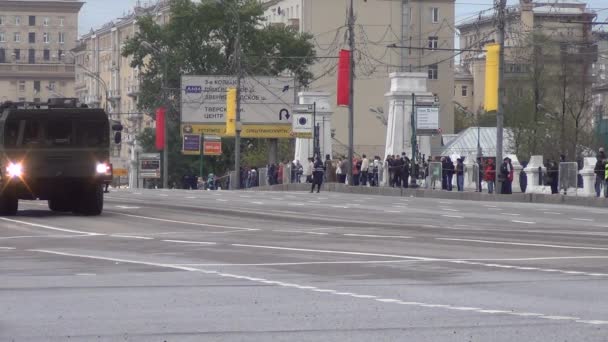 9p78-1 Τηλ. τα συστήματα βαλλιστικών πυραύλων (SS-26 Stone) για το κινητό θέατρο της 9p78 Isksanden κινούνται σε αυτοκινητοπομπή στην πλατεία Ταβερζζάβα κατά τη διάρκεια της νυκτερινής πρόβας παρέλασης που αφιερώθηκε στην ημέρα της νίκης στις 5 Μαΐου, 2014 στη Μόσχα. — Αρχείο Βίντεο