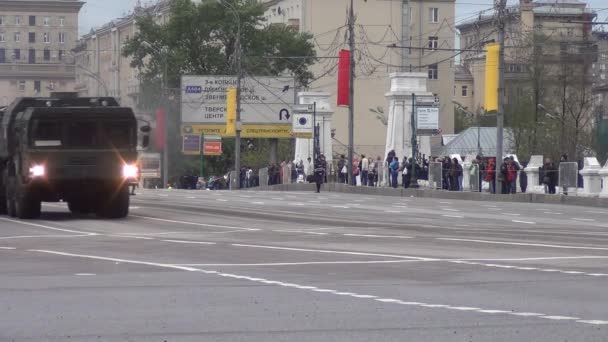 9t250 όχημα φόρτωσης του 9t250 Iskanden-M (SS-26 Stone) κινητά συστήματα βαλλιστικών πυραύλων κινούνται στην αυτοκινητοπομπή στην πλατεία Τβερζεζάβα κατά τη διάρκεια της νύχτας πρόβα της παρέλασης που αφιερώθηκε στην ημέρα της νίκης στις 5 Μαΐου, 2014 στη Μόσχα. — Αρχείο Βίντεο
