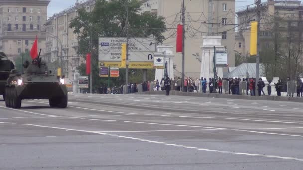 BTR-82A Armoured Personnel Carrier and Tor-M2U all-weather low to medium altitude, sistemas de mísseis terra-ar de curto alcance se movem em motorcade na praça Tverskaya Zastava no ensaio noturno de desfile dedicado ao Dia da Vitória em 5 de maio de 2014 em Moscou — Vídeo de Stock