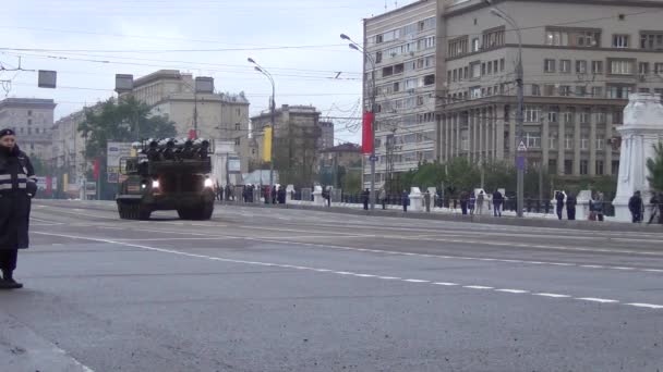 2014年5月5日，在莫斯科举行的纪念胜利日的阅兵式夜间彩排中，9a316运输机直立式发射器和用于Buk-M2（Sa-11 Gadfly）防空系统的转载器在Tverskaya Zastava广场上的车队中移动. — 图库视频影像
