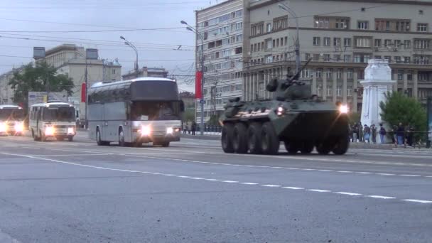 Btr-82a 기갑 인력 캐리어 버스와 자동차는 모스크바에서 2014년 5월 5일에 승리의 날에 전념 퍼레이드의 밤 리허설 동안 Tverskaya Zastava 광장에 오토바이에서 이동. — 비디오