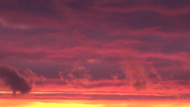 Pôr-do-sol brilhante com nuvens em movimento sobre o horizonte — Vídeo de Stock