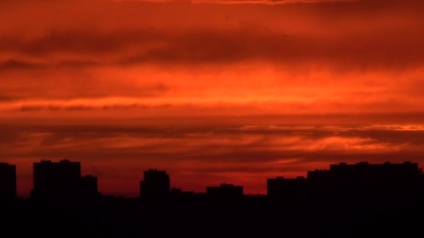 Puesta de sol brillante con nubes en movimiento sobre el horizonte — Vídeo de stock