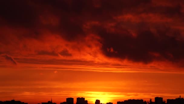 Coucher de soleil lumineux avec des nuages mouvants sur skyline — Video