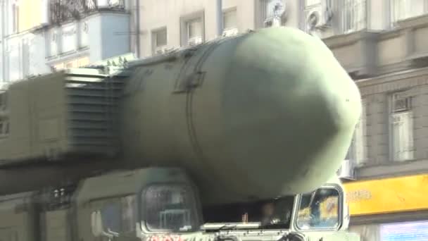 Topol-M (Ss-27 sikkel B) intercontinentale ballistische raketten en Tigr high-mobiliteit gepantserde voertuig Gaz-2330 bewegen in autocolonne op Tverskaya Street op parade gewijd aan 68ste verjaardag van dag van de overwinning op 9 mei 2013 in Moskou. — Stockvideo