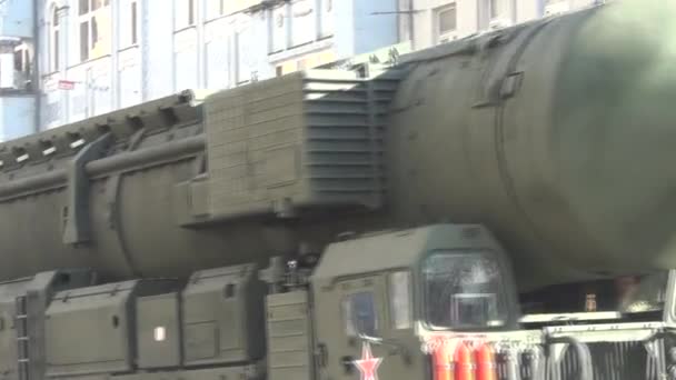 Los portaaviones blindados Topol-M (SS-27 Sickle B) misiles balísticos intercontinentales y BTR-82 se mueven en caravana en la calle Tverskaya en un desfile dedicado al 68º aniversario del Día de la Victoria el 9 de mayo de 2013 en Moscú . — Vídeos de Stock