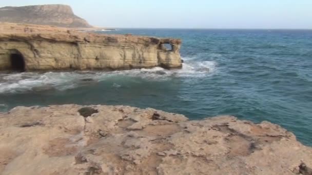 Морские пещеры и Средиземное море — стоковое видео