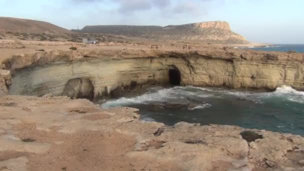 Cavernas marinhas e Mediterrâneo — Vídeo de Stock