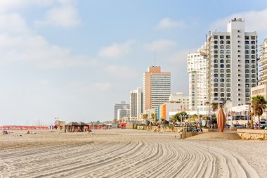 Akdeniz beach otel boyunca mavi gökyüzü arka plan dolgu ile. Tel Aviv, İsrail.