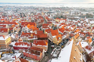 En iyi panoramik kış Ortaçağ kenti müstahkem duvar içinde. Nordlingen, Bavyera, Almanya.