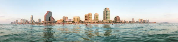Tel Aviv vista panorámica de la ciudad desde el mar Mediterráneo . Imagen De Stock