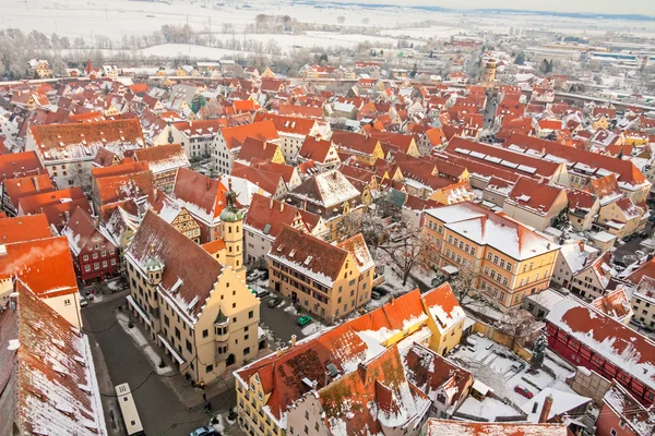 Vista superior panorámica de la ciudad medieval de invierno dentro de la muralla fortificada. Nordlingen, Baviera, Alemania . Imagen De Stock