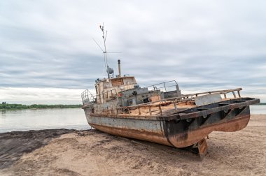 Eski paslı gemide Nehri Panoraması şafakta karşı kum plaj