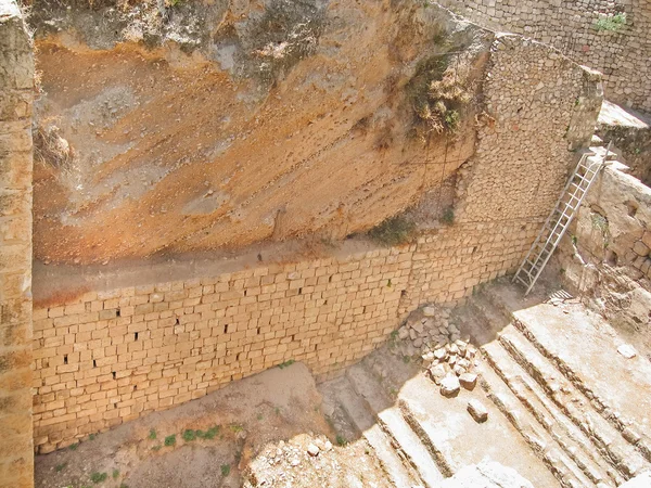 Antike treppe entlang der ziegelmauer im pool der bethesda-ruinen in der altstadt jerusalem — Stockfoto