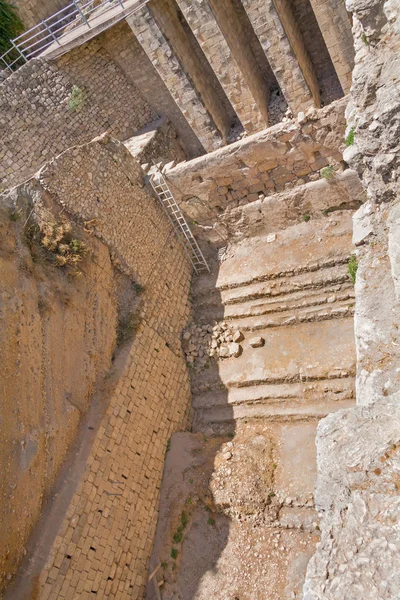 Ősi lépcső medence Bethesda tégla fal mentén romok a régi város Jeruzsálem — Stock Fotó