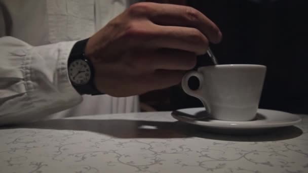 Muž za stálého míchání kávy, close-up, mělké Dof — Stock video