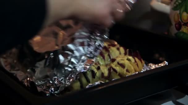 소시지의 감자 가정 요리 — 비디오