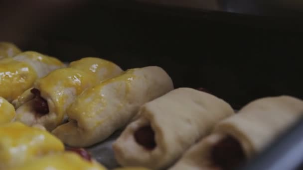 Bagels de preparação com cerejas para assar — Vídeo de Stock