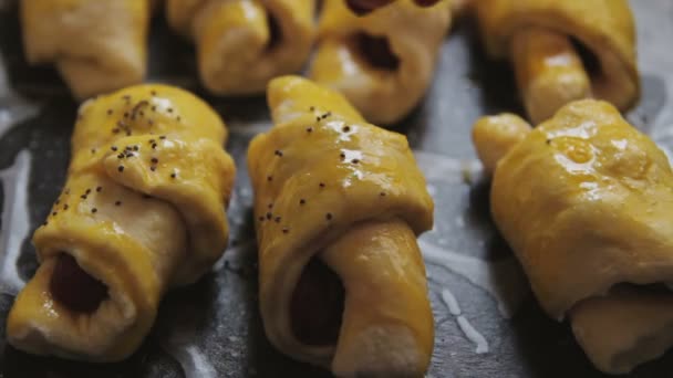 Bagels de preparación con cerezas para hornear — Vídeos de Stock