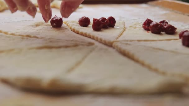 Przygotowanie ciasta do pieczenia rogaliki z wiśniami — Wideo stockowe