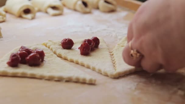 Masa de preparación para hornear rosquillas con cerezas — Vídeos de Stock