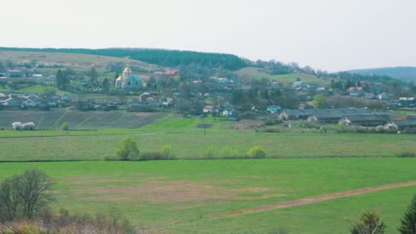 Пейзаж Панорама. Вид на деревню — стоковое видео