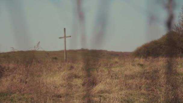 Jednego crossa w pole trawa — Wideo stockowe