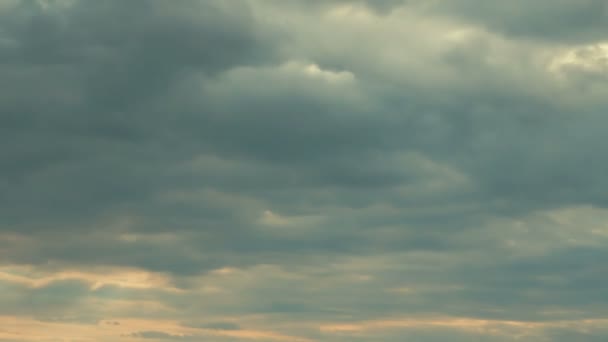 Starke Regenwolken vor einem Sturm — Stockvideo