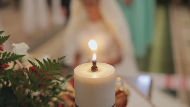 Ceremonia de matrimonio. La novia está de pie en la iglesia — Vídeo de stock