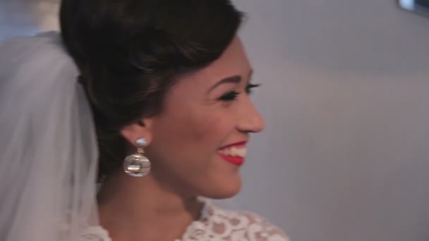 Zijn mooie bruid glimlachend — Stockvideo