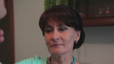 Anne ve oğlu öpüşme.