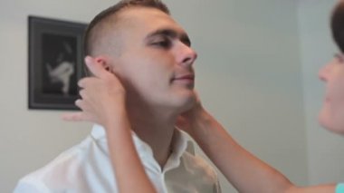 Anne ve oğlu öpüşme.