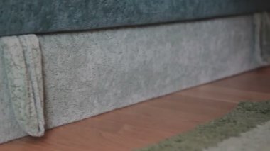 Adam ayakkabı, bağcık bağlama giyer