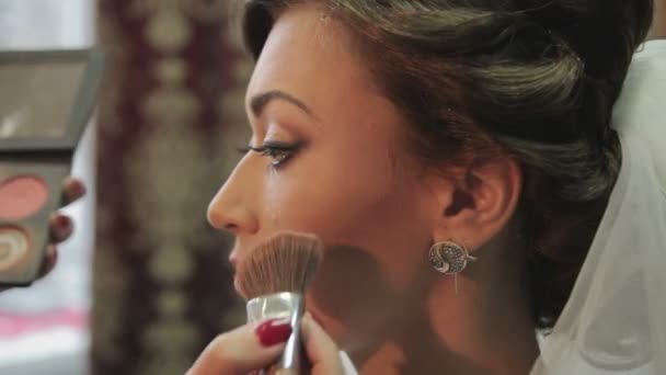 Makeup artist apply makeup to an attractive bride — Stock Video