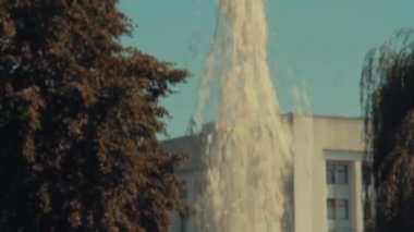 Çeşme ağır çekimde. İnsanlar.