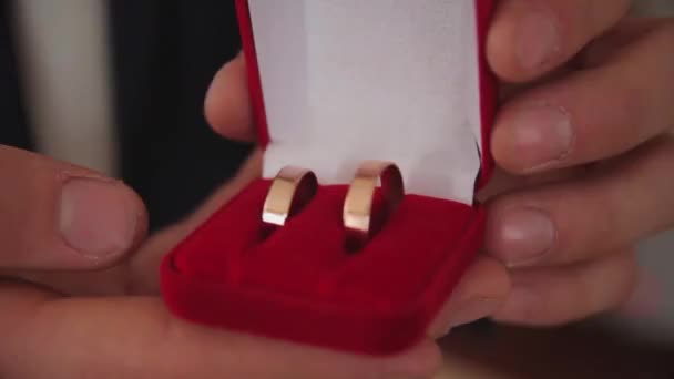 Bräutigam und Box mit Ringen — Stockvideo