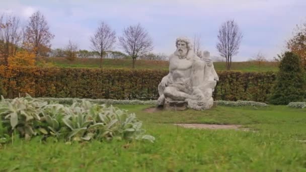 Estatua en el castillo de Zolochiv — Vídeo de stock