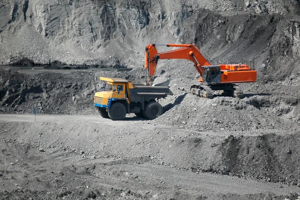 Graafmachine mijnbouw vrachtwagen laden — Stockfoto