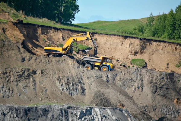 Graafmachine mijnbouw vrachtwagen laden — Stockfoto