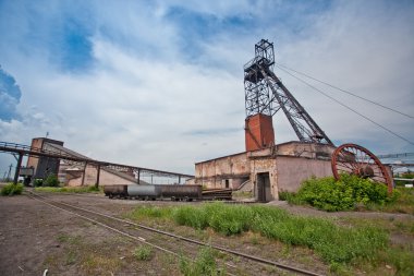 Kömür madeni kule mavi gökyüzü
