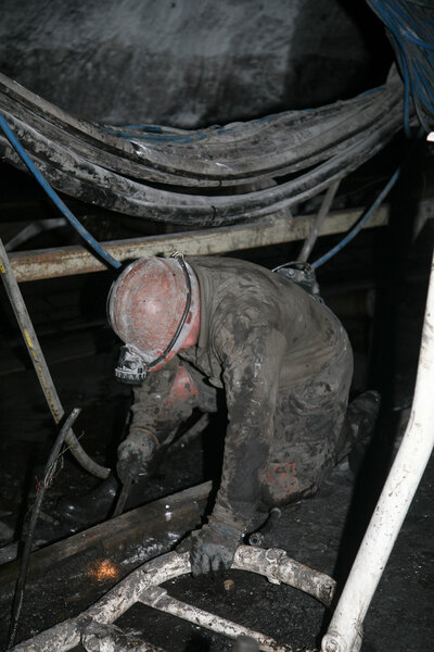 шахтёр в шахте
